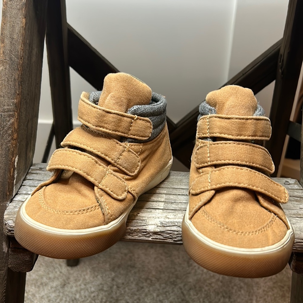 Toddler boys higher tops. Size 8, great condition